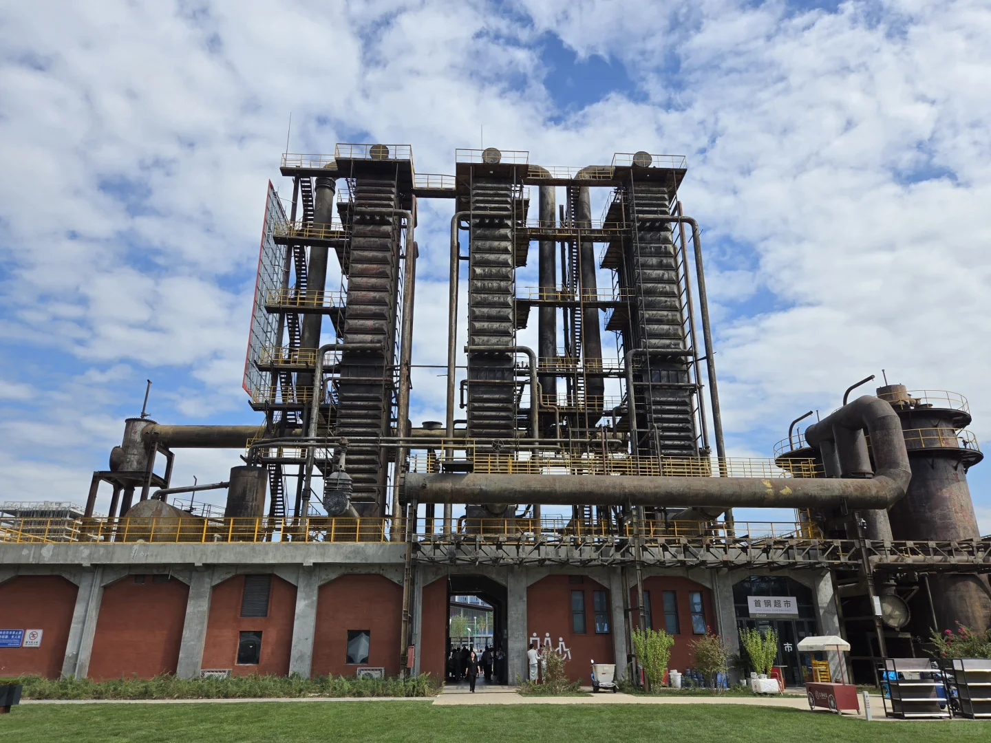 首钢时代的工业遗迹……