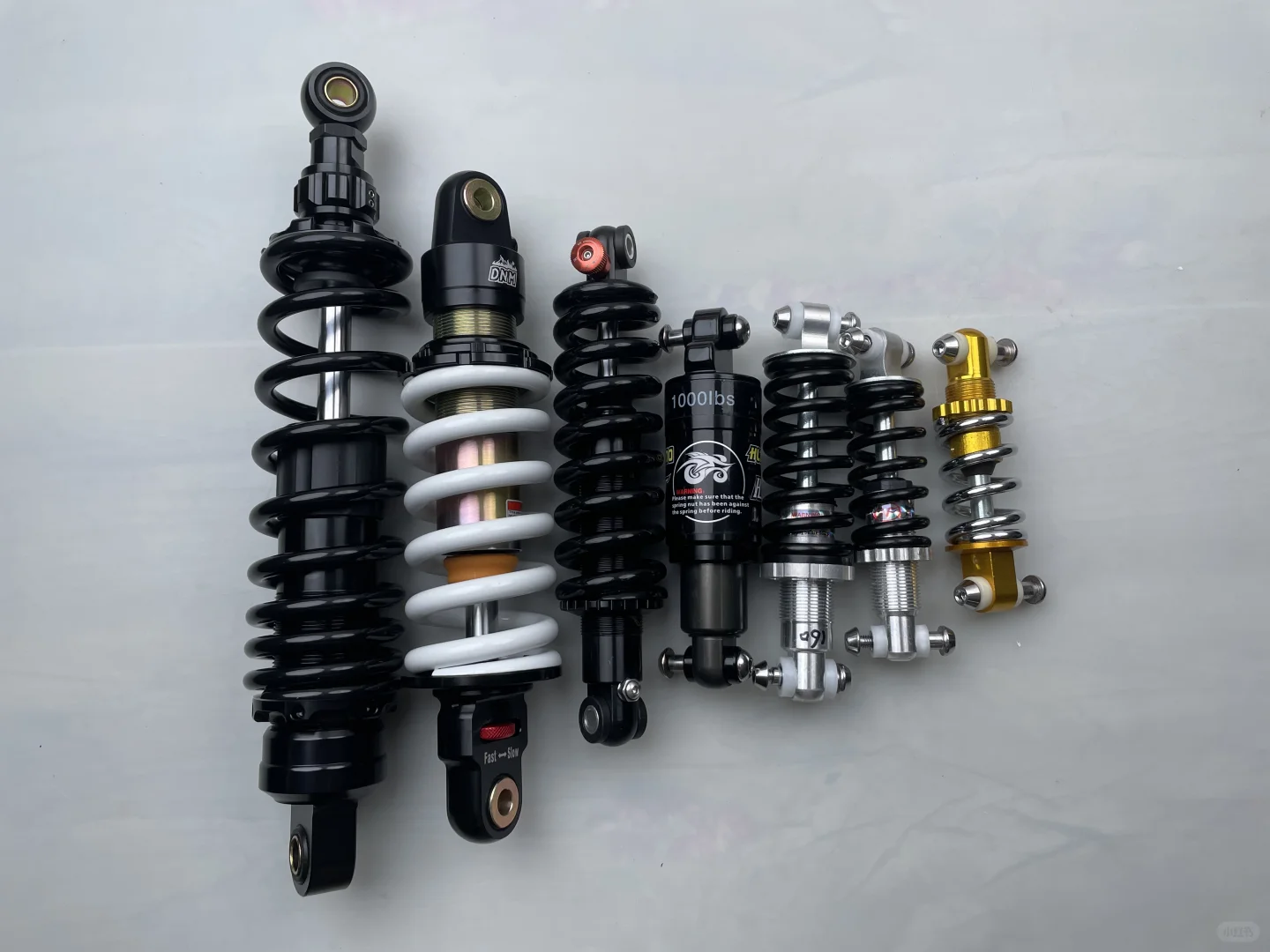 减震器，避震器，后减震