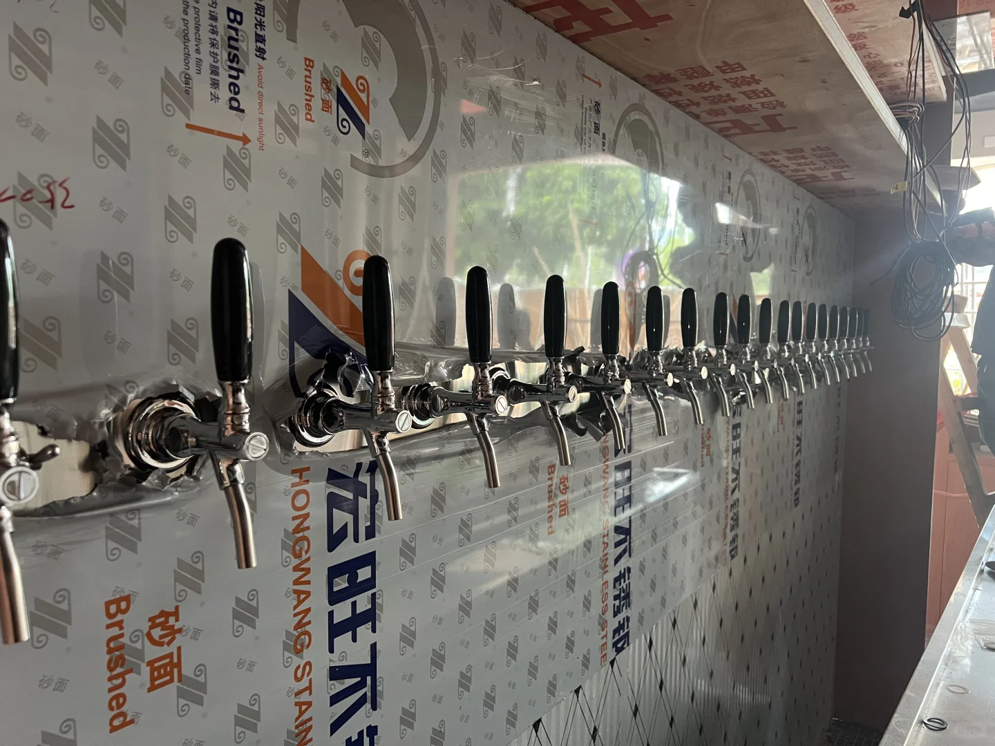 精酿小酒馆设备安装调试中