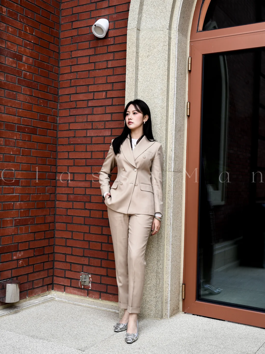 卡其色系的高级叙事?职场穿搭优雅大气