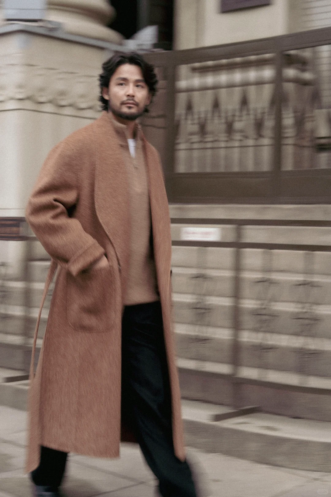 在流动的街景中，自由律动