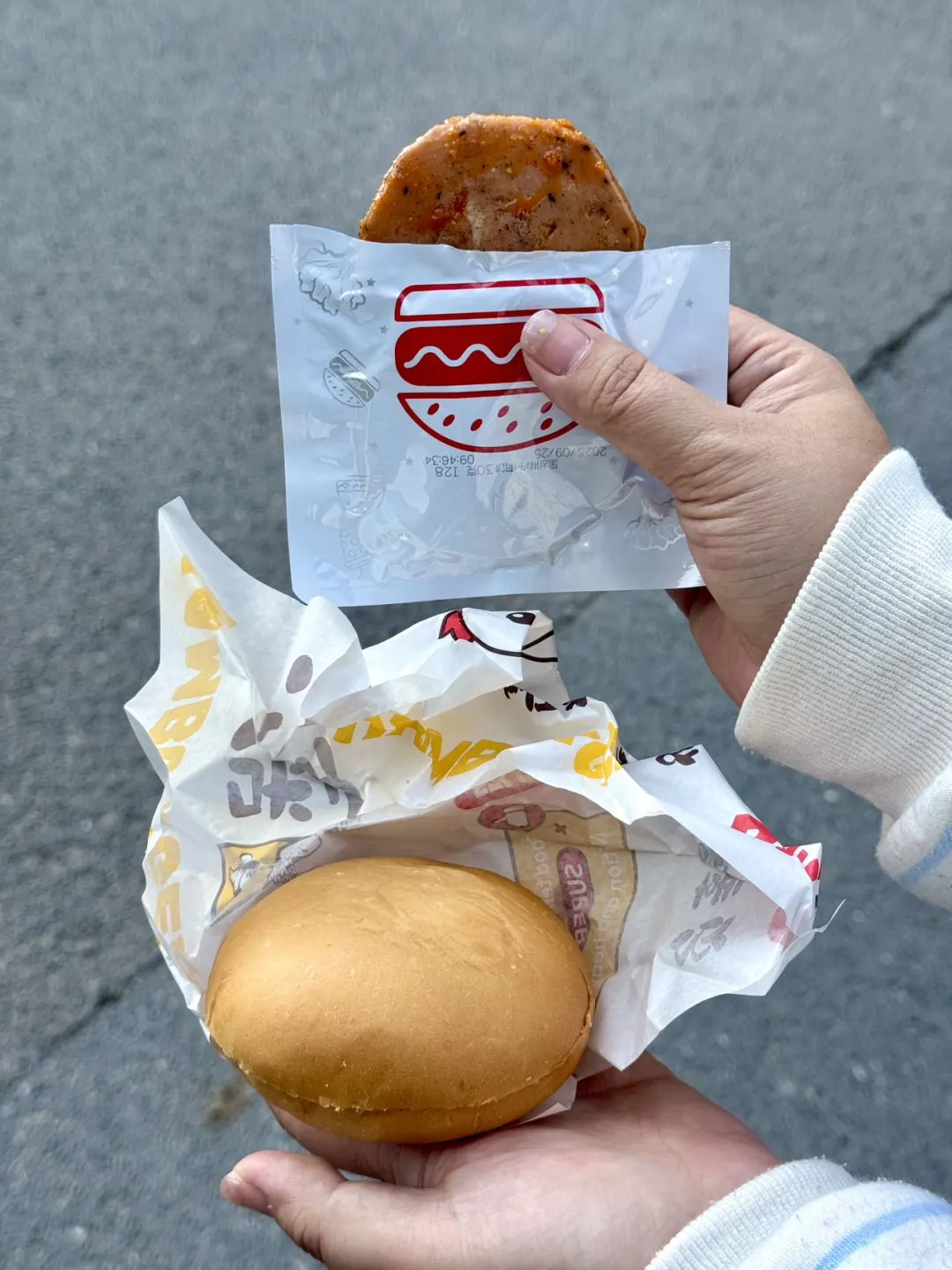 在洛阳！洛阳！！楼下超市新上的即食汉堡