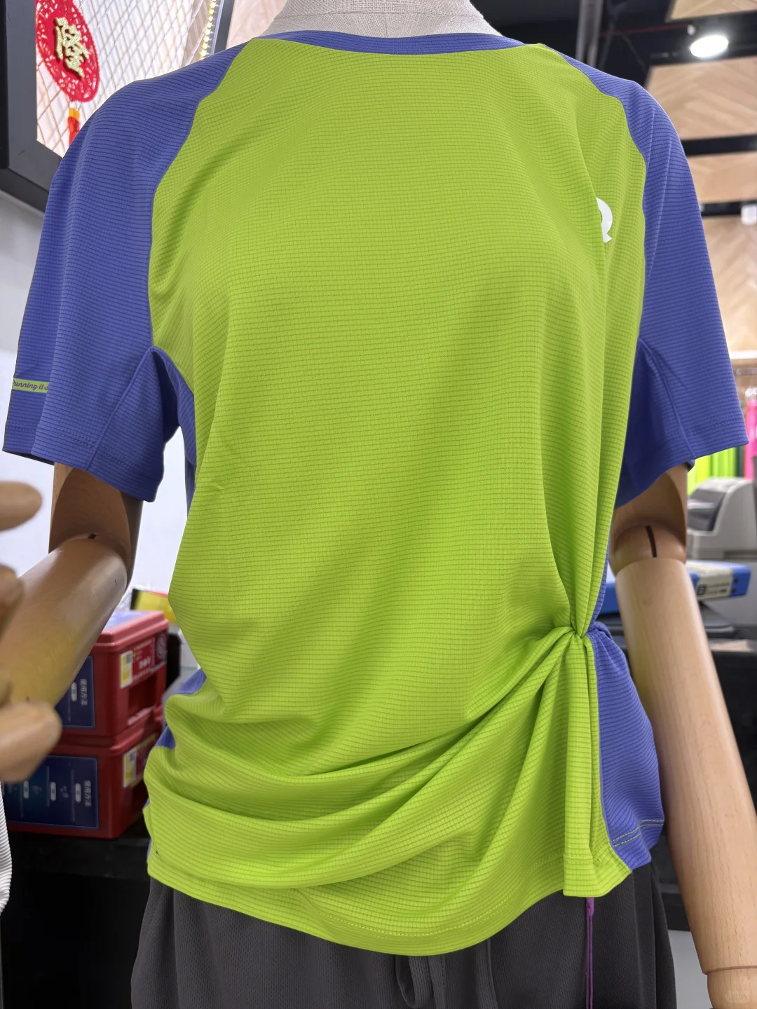 超超超轻量，克重仅75g/m²！跑步穿它没重量