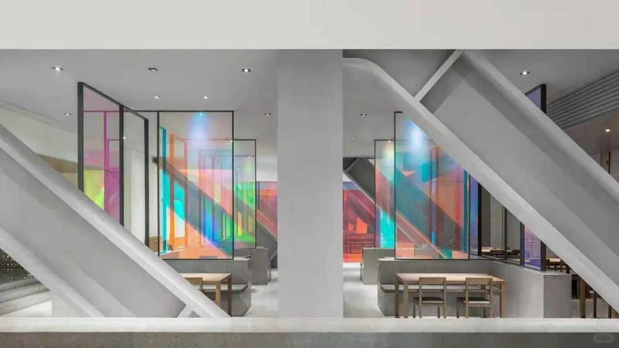 炫彩玻璃怎么在不同光线下呈现出不同的效果