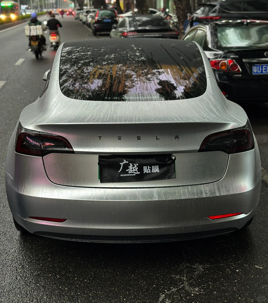 “雨天下，质感的神和鎏彩的光”