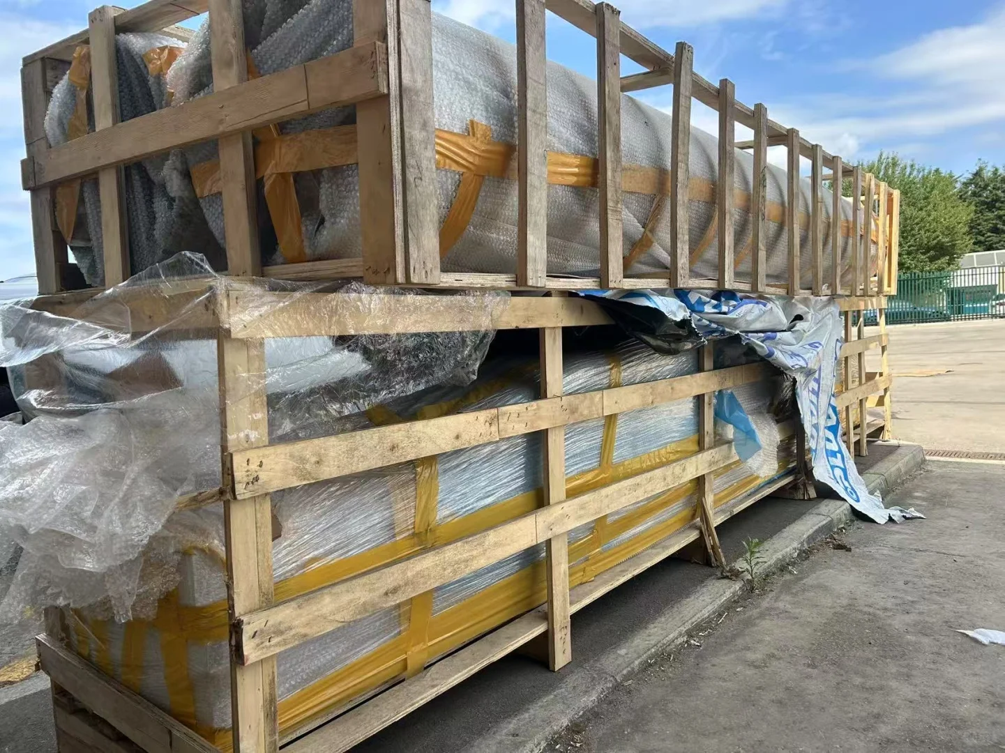 躺在英国仓库的通风管道通风机