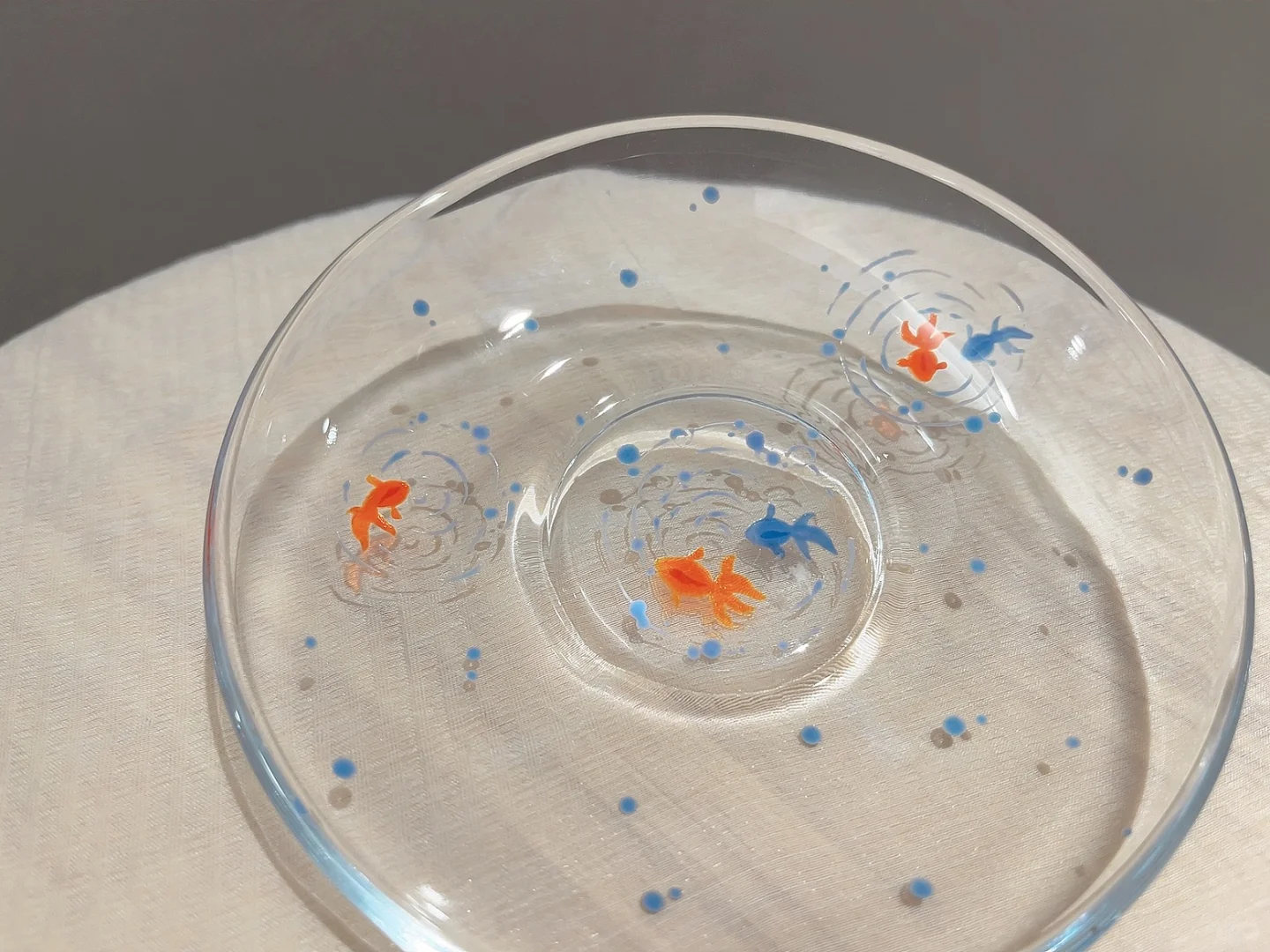 把金鱼画在碟子上