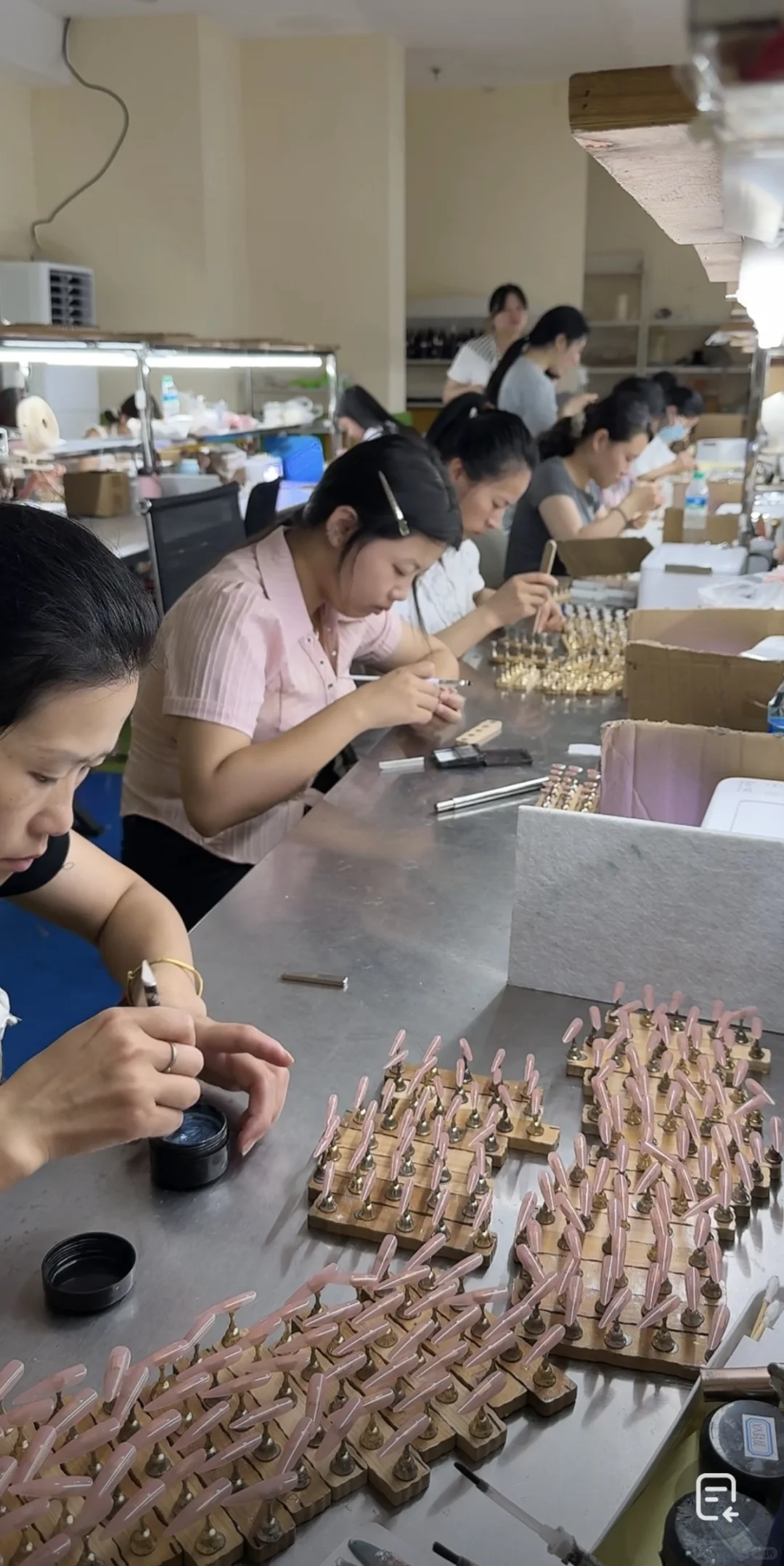 第一次直观见到美甲生产线还是很震惊