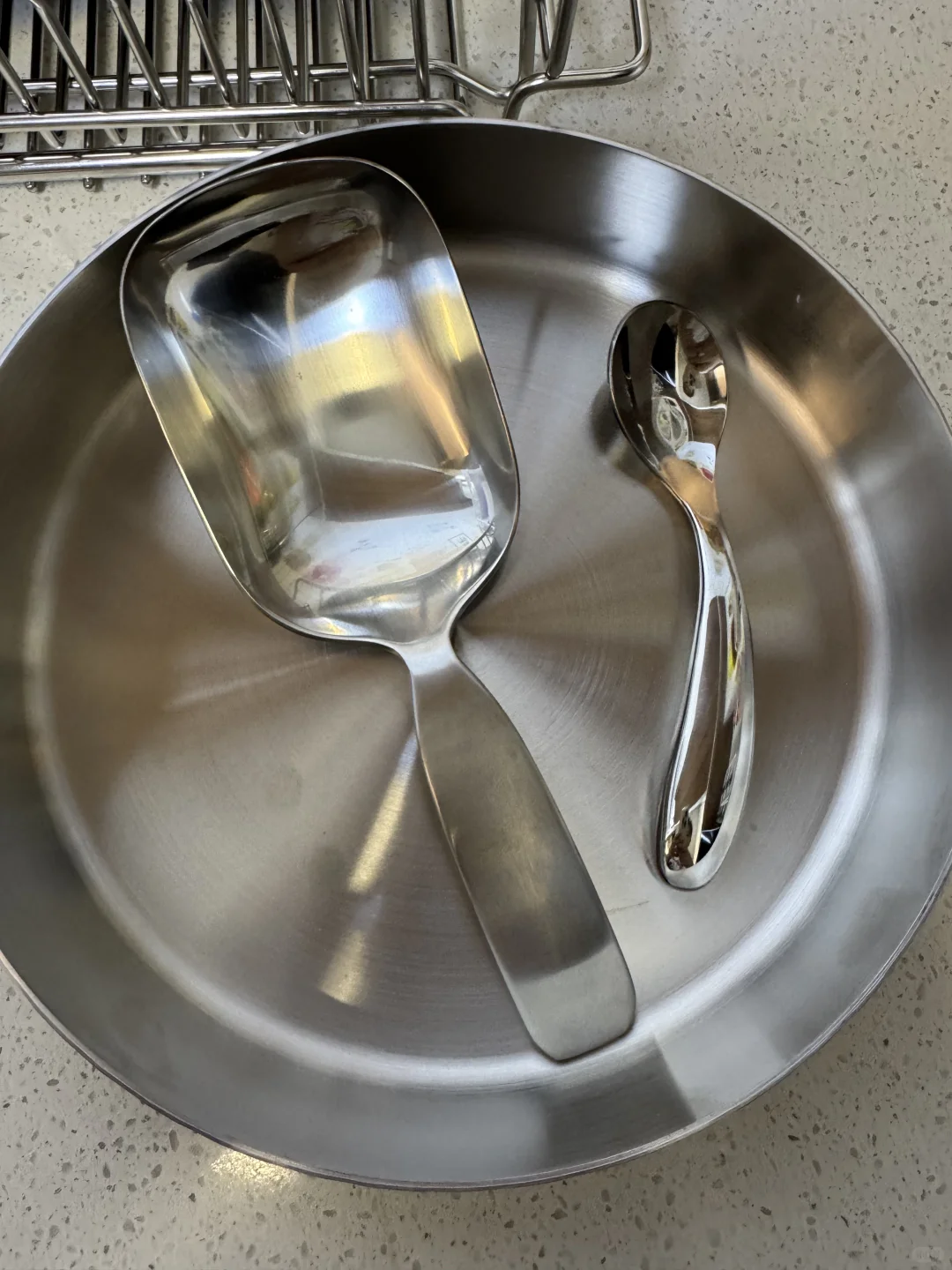 别人都有好看的碗碟只有我是冰冷的不锈钢