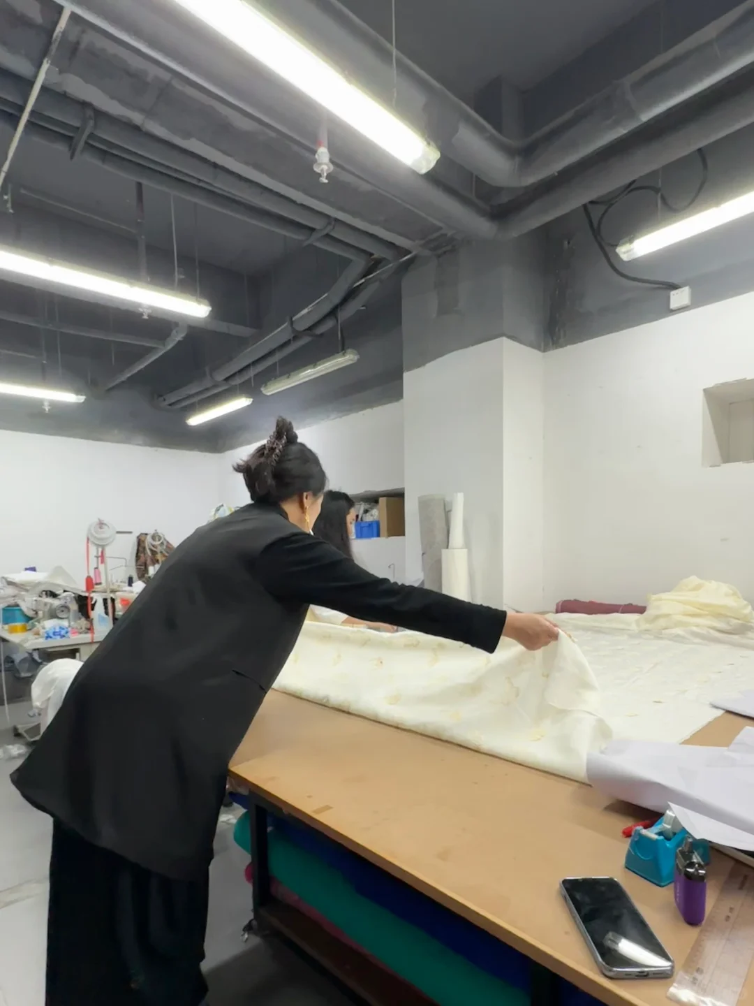 ?服装设计师的魔法日常：揭秘打版与裁剪的