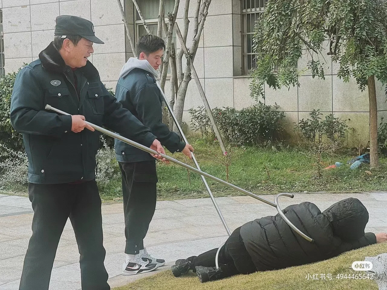 澳洲商场学校保安应该配这个