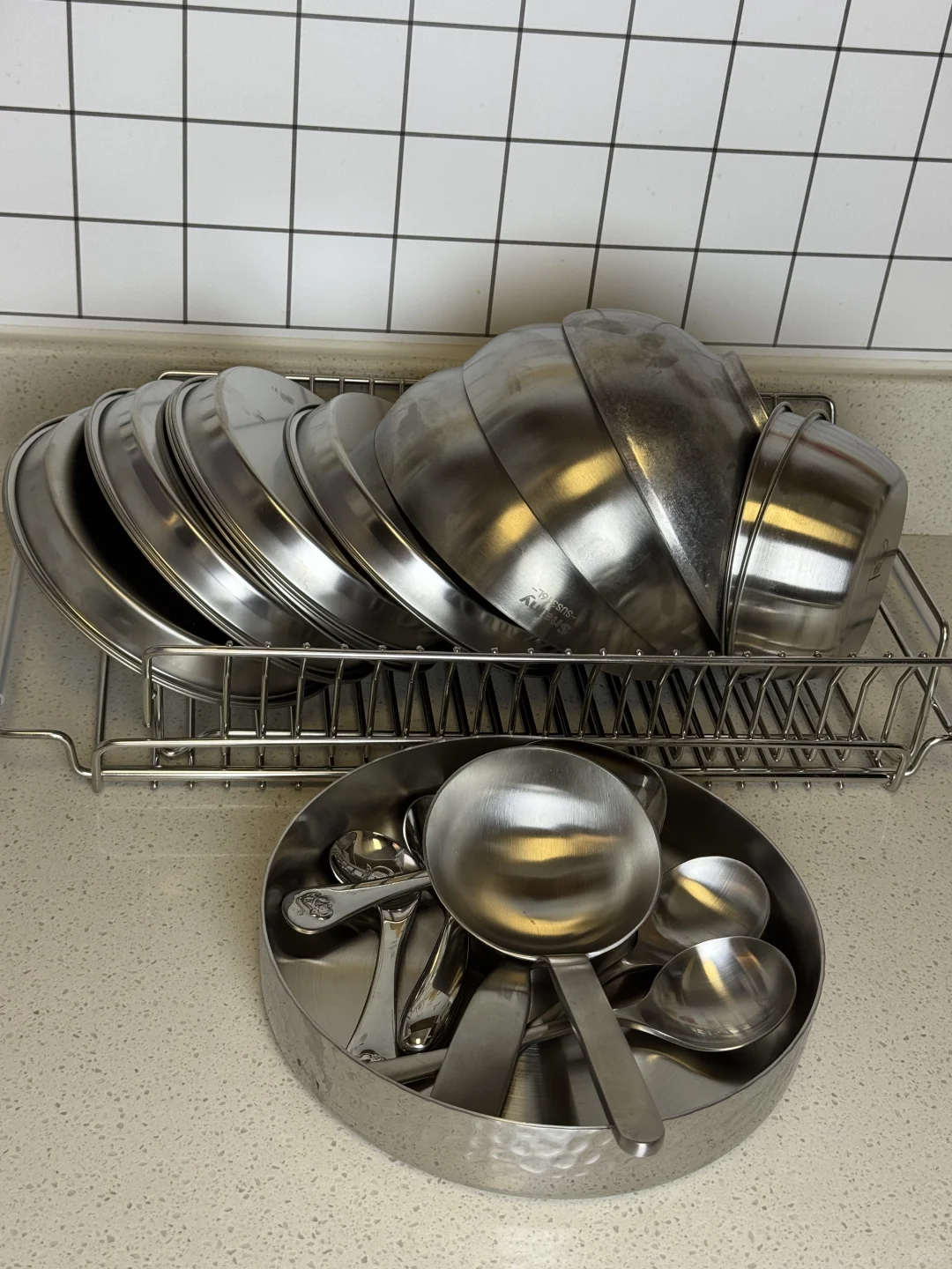 别人都有好看的碗碟只有我是冰冷的不锈钢