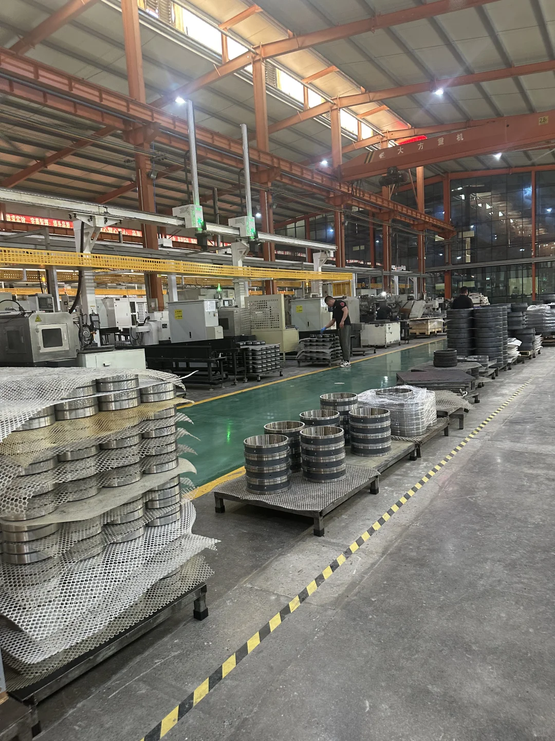 00后入职轴承工厂新媒体运营