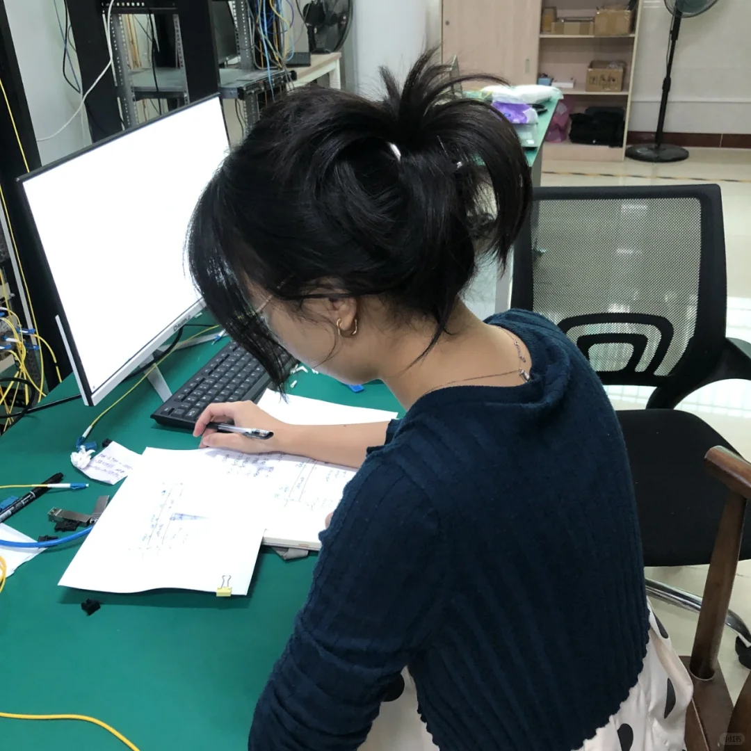 通信女孩日常工作