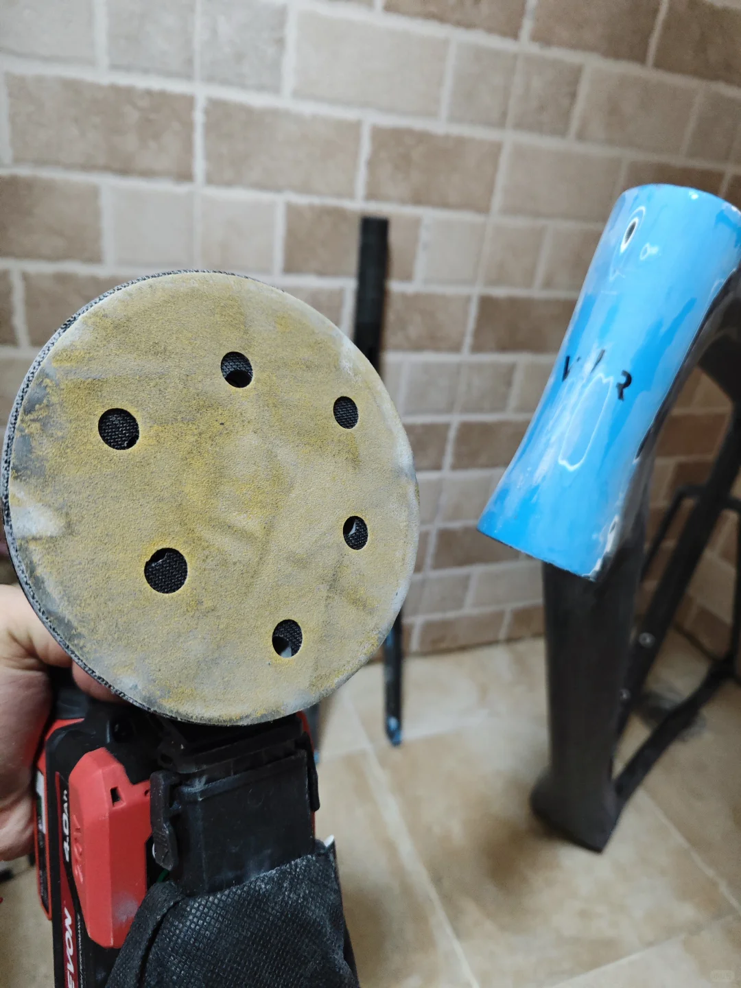 碳架打磨施工中 牌子露一半