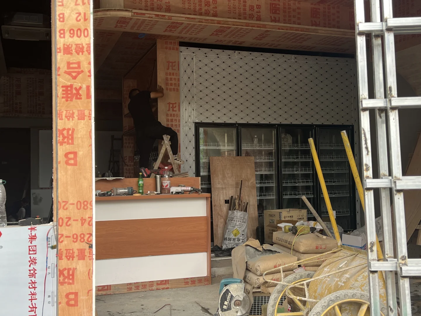 精酿小酒馆设备安装调试中