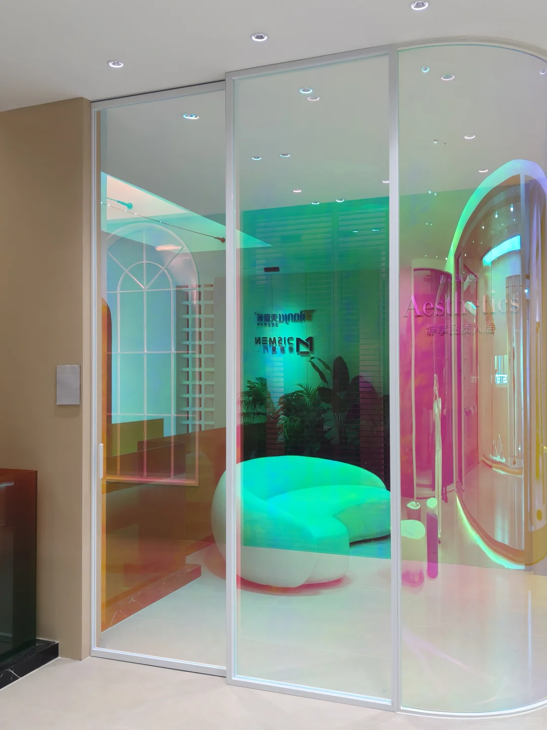 炫彩镭射玻璃门真的很难评?