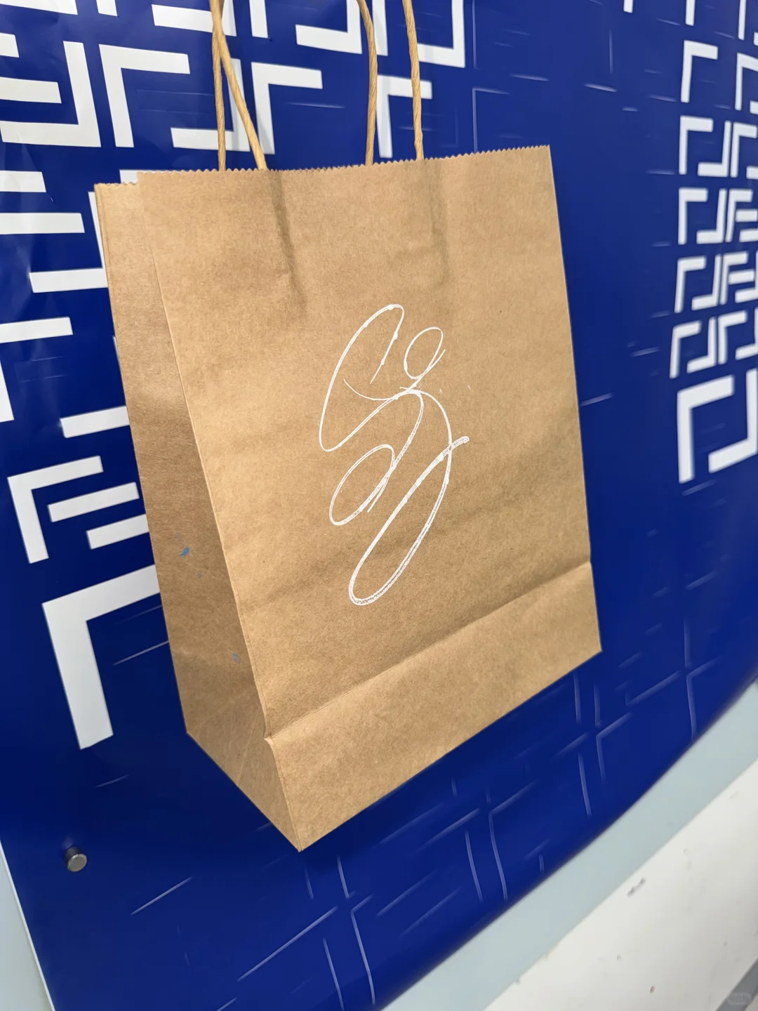 在围裙上印了自己做的logo