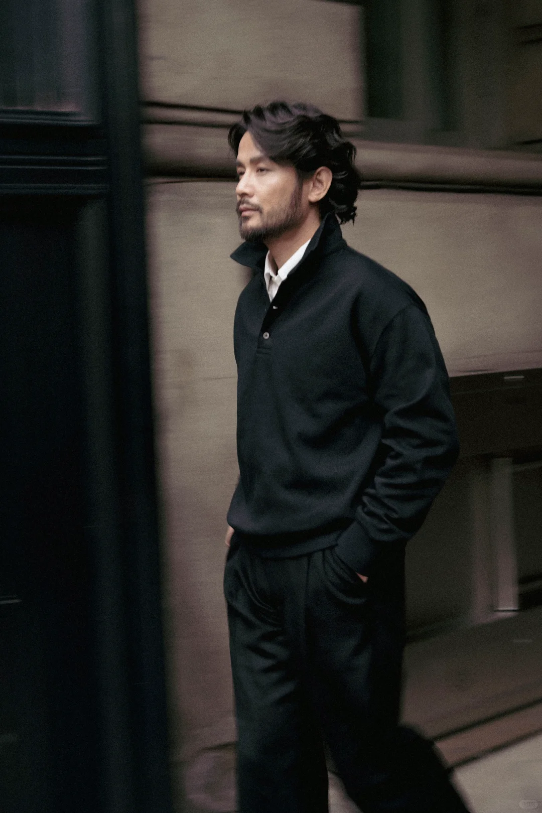 在流动的街景中，自由律动