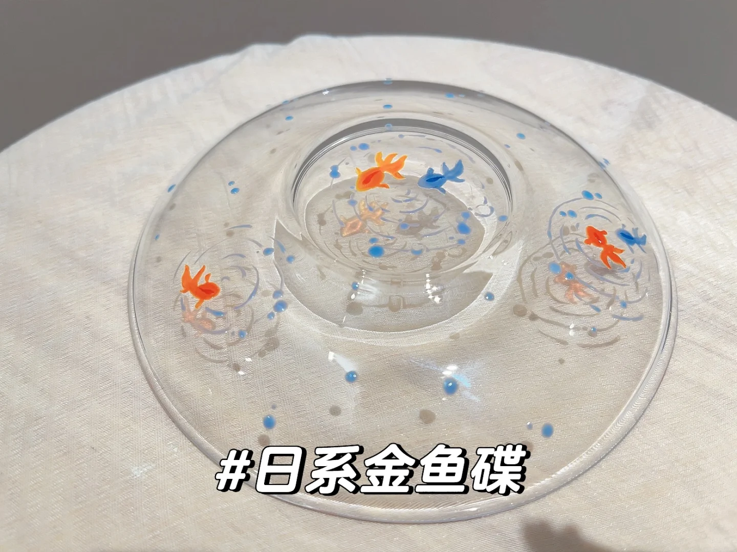 把金鱼画在碟子上