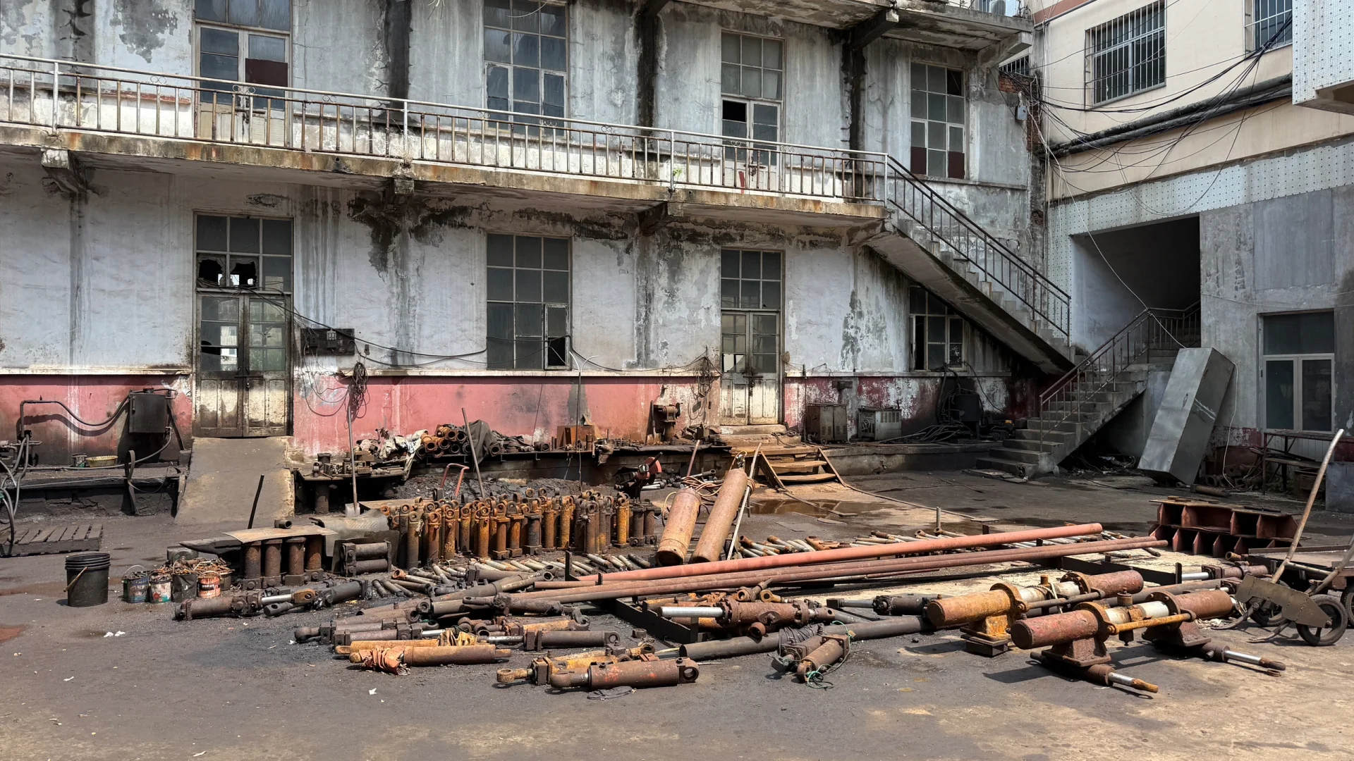 怀旧复古年代感机器车间老设备老工厂高清图