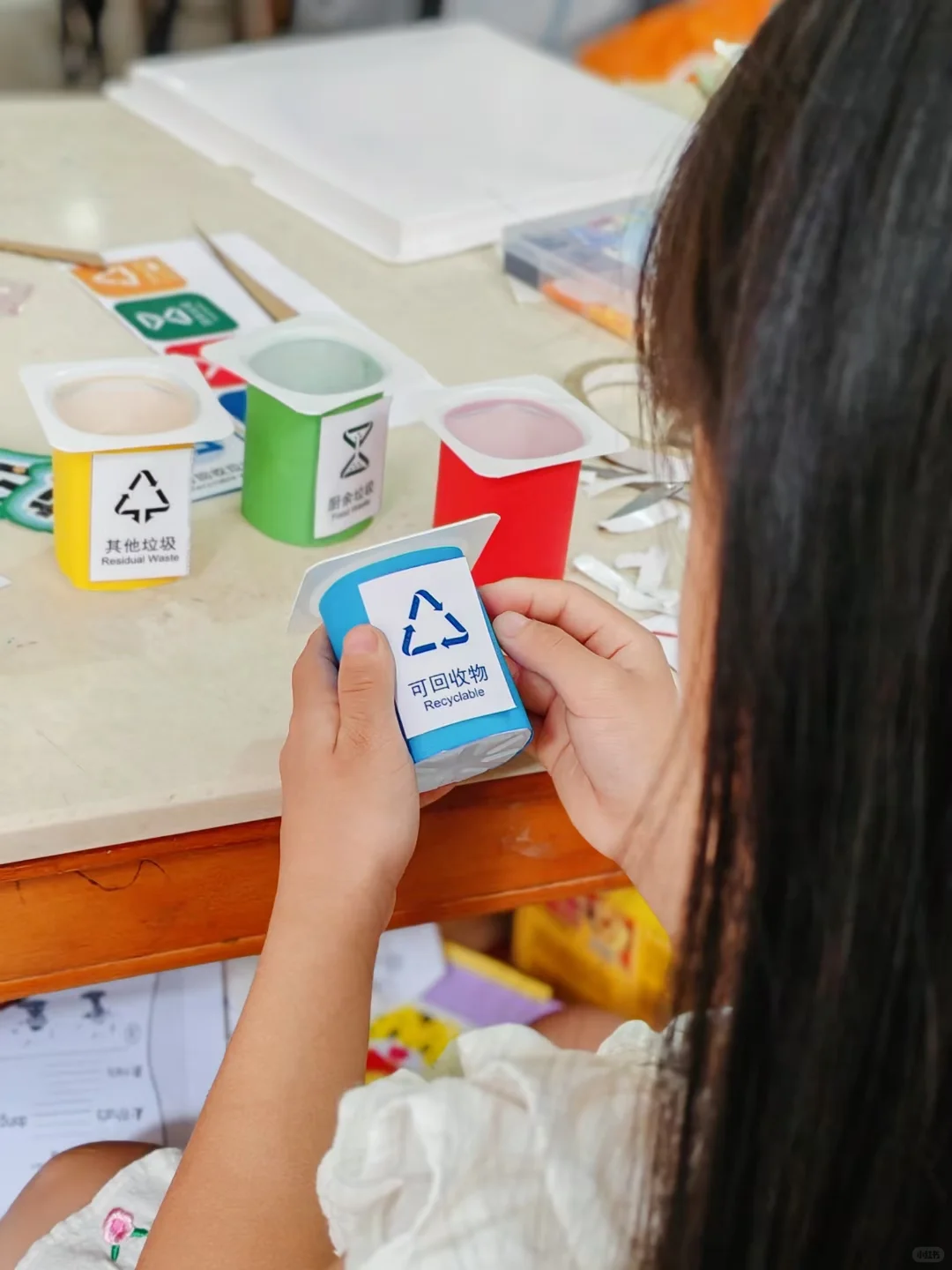 酸奶瓶秒变垃圾回收站?