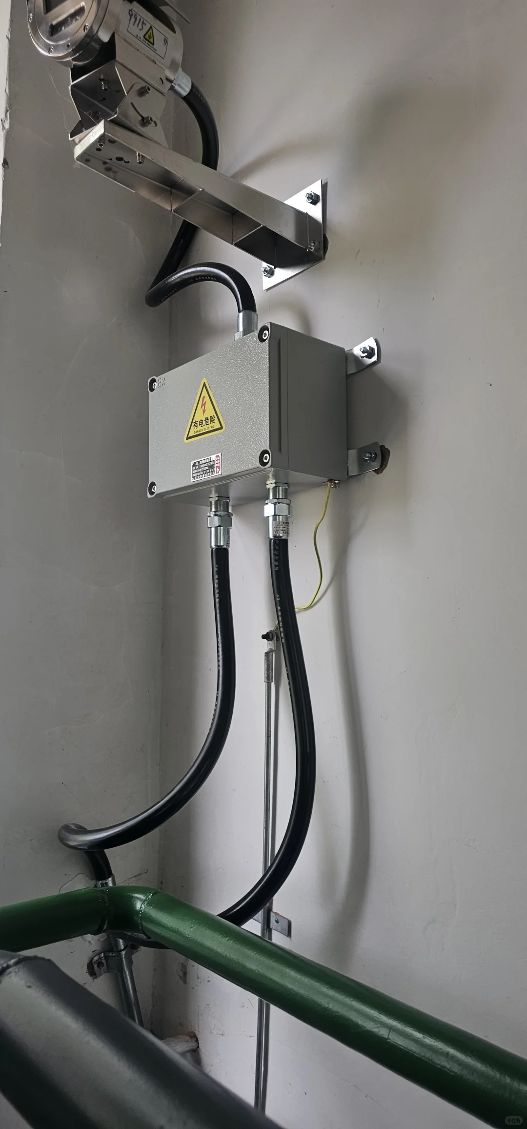 计量间监控视频防爆配电箱进线格兰松动