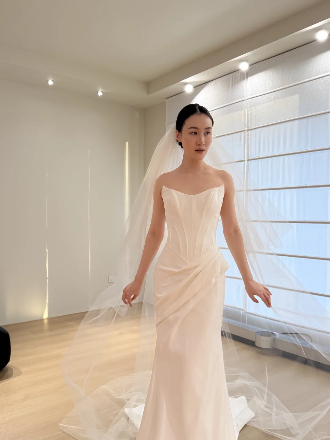 轻奢缎面 胸衣鱼骨|婚纱自带“高定剪裁感”