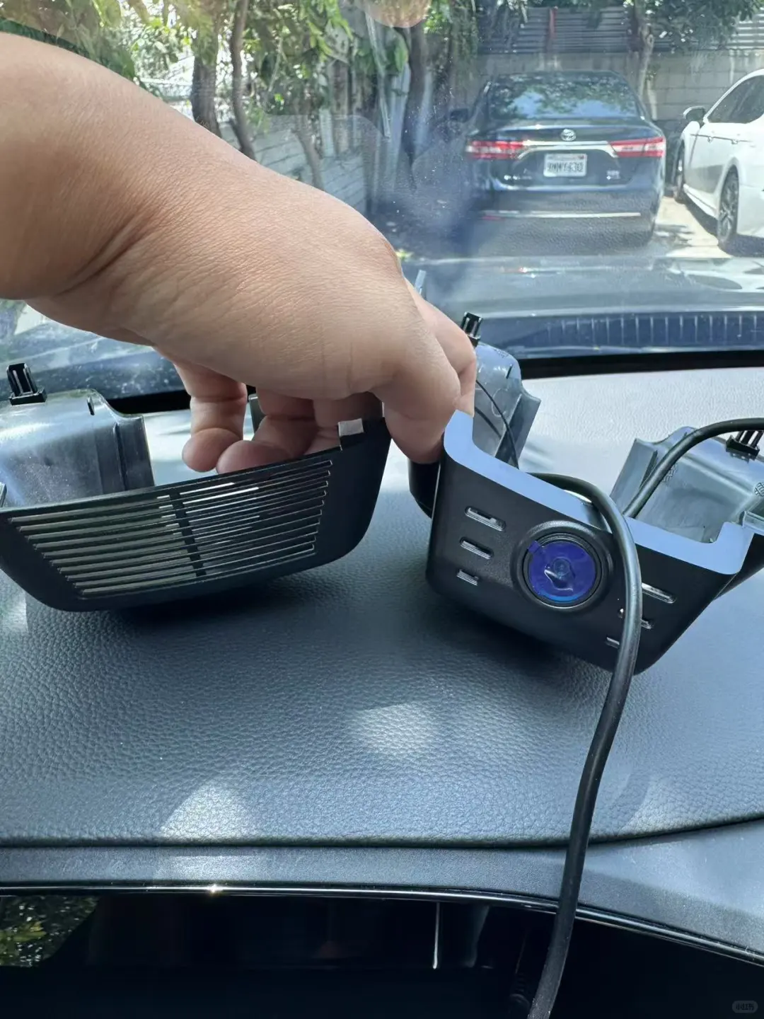 强迫症福利?隐藏式行车记录仪告别中控接线