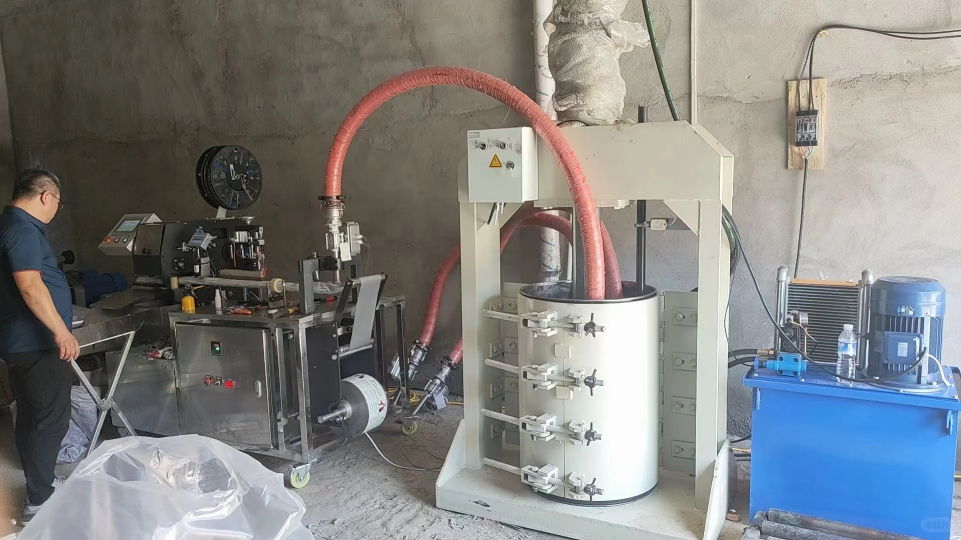 结构胶设备客户安装现场技术员正在调试中