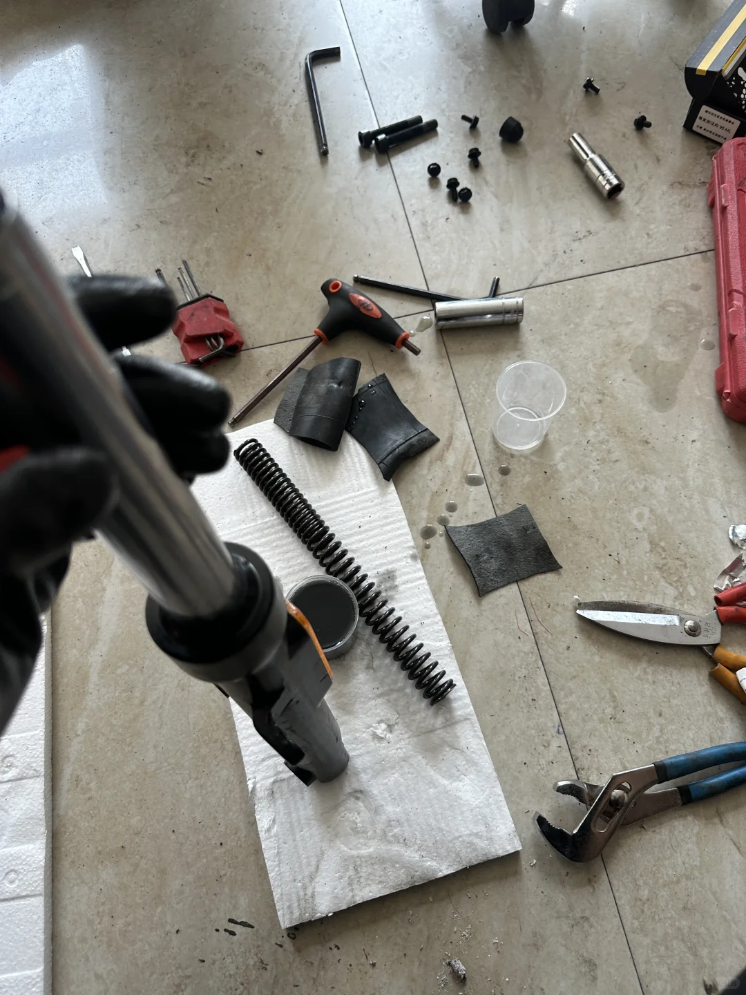 电动车前减震弹簧更换