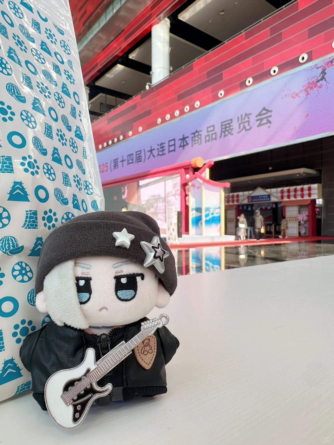 人,鹿野在逛大连日本商品展览会