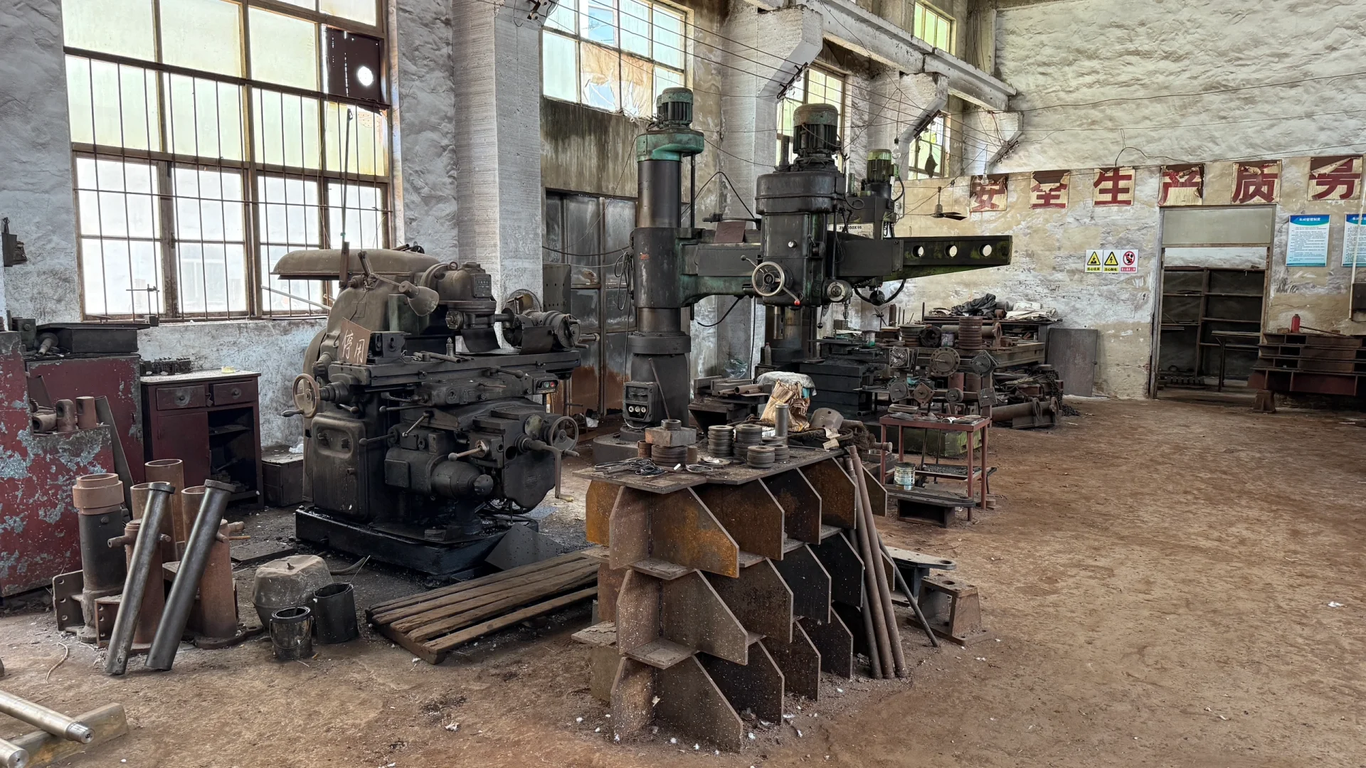 怀旧复古年代感机器车间老设备老工厂高清图
