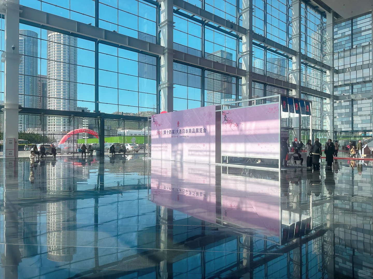 人,鹿野在逛大连日本商品展览会