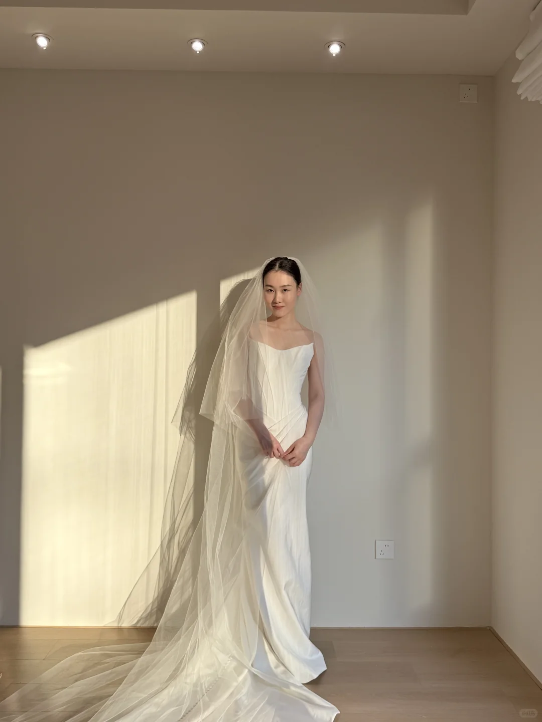 轻奢缎面 胸衣鱼骨|婚纱自带“高定剪裁感”