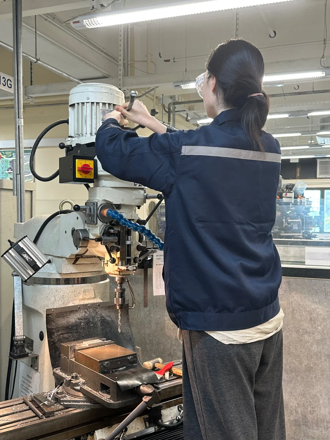 左划助力该机械女变美