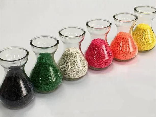 用白色母吹膜，为什么后期薄膜会变黄？