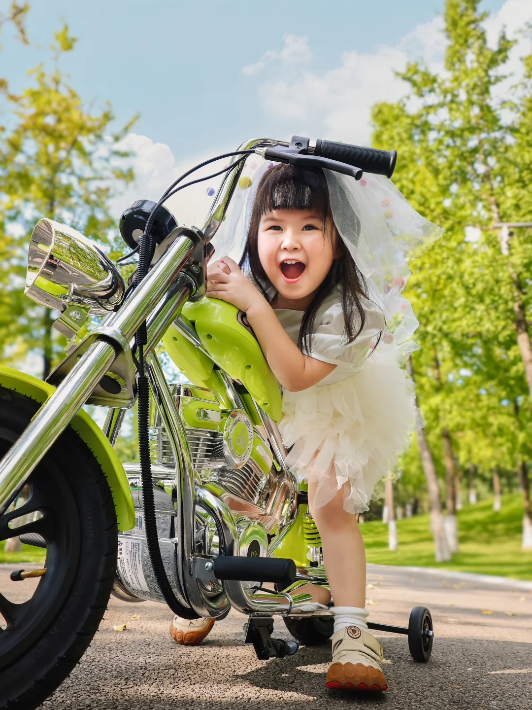 生日拍照 | 3岁啦‼️恭喜这位少女喜提爱车?