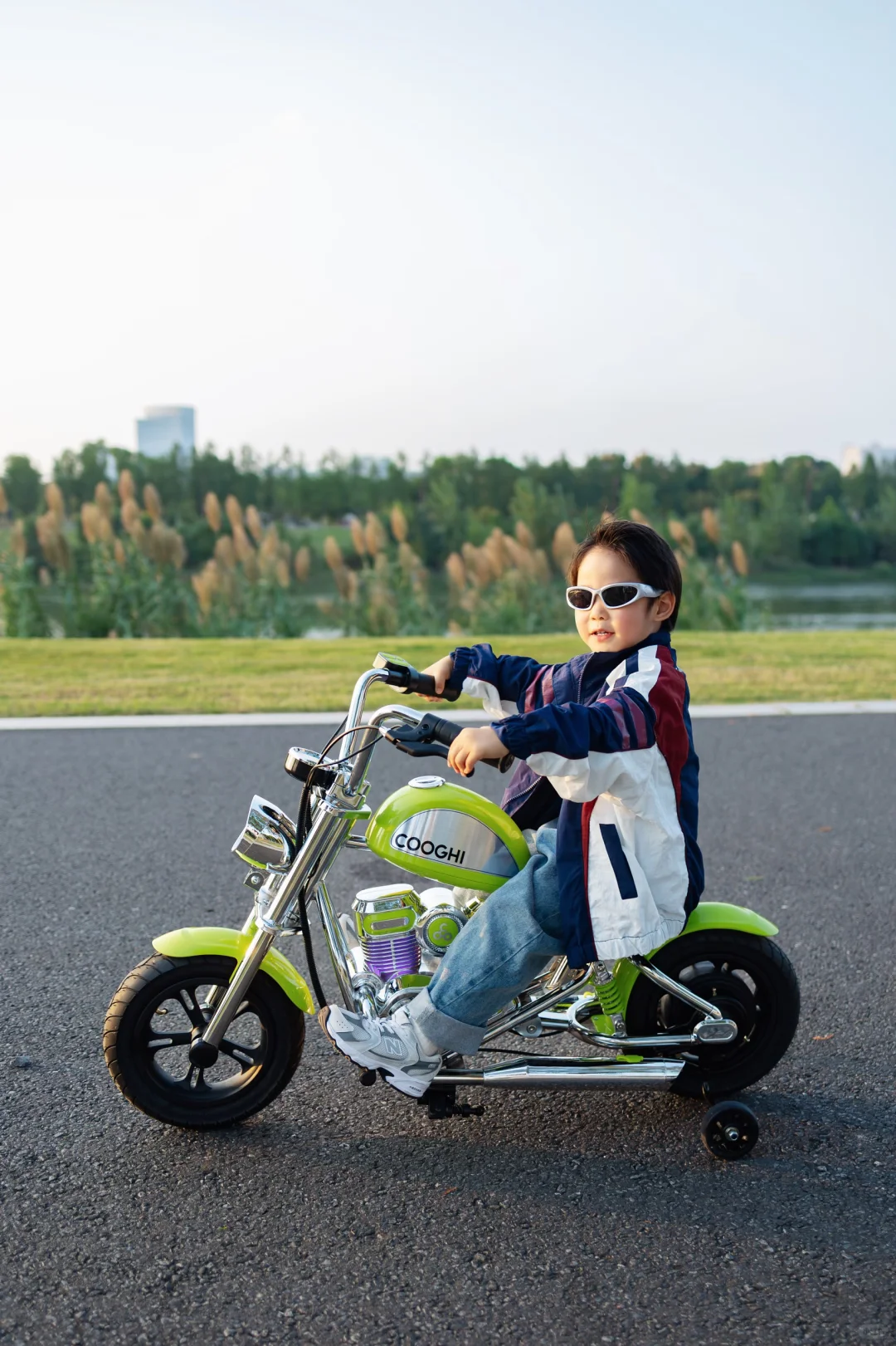 4岁幼崽开哈雷?这小子是要C位出道!?️