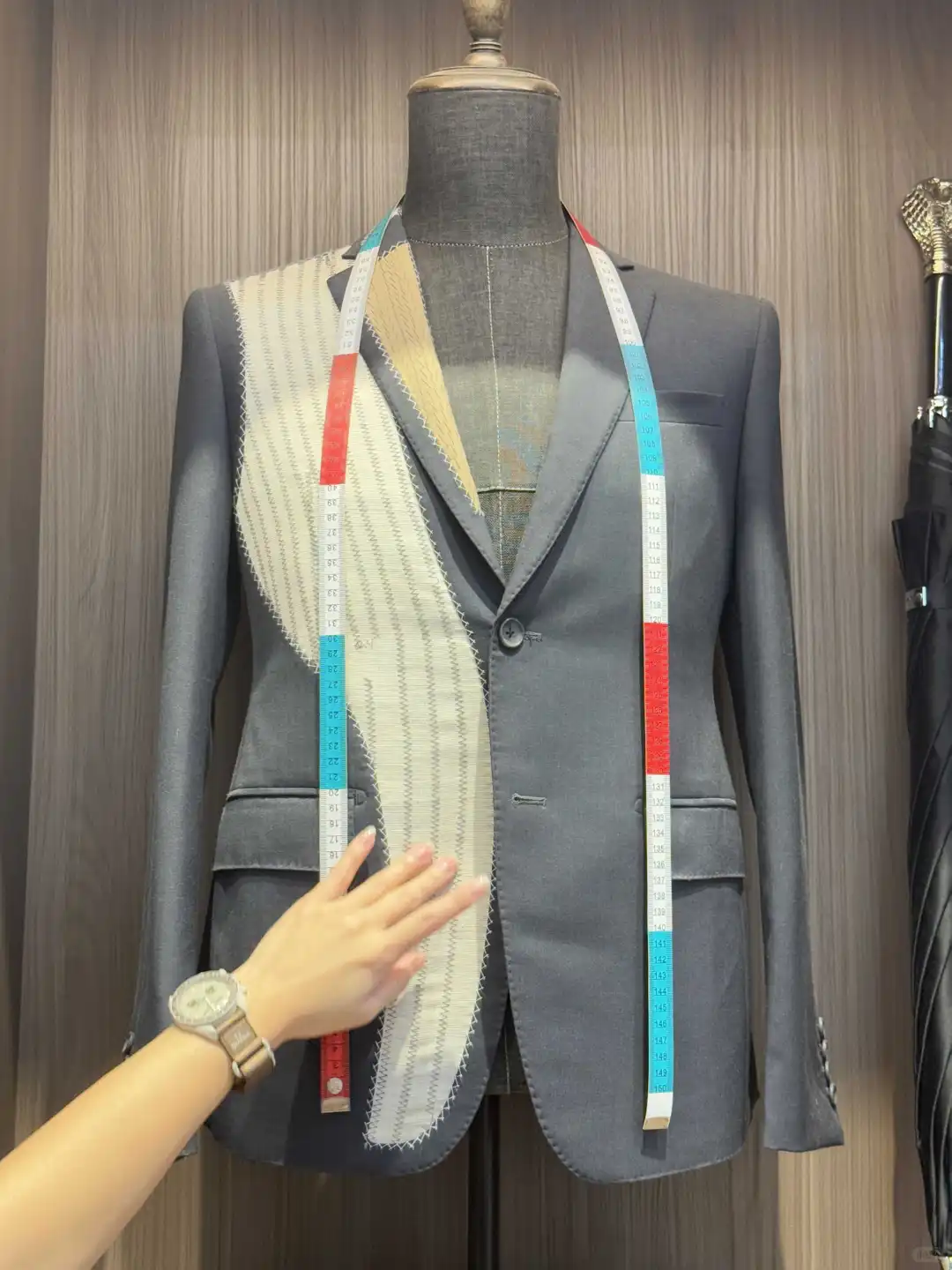 老板技术牛哭！定制西装3个细节惊到我?