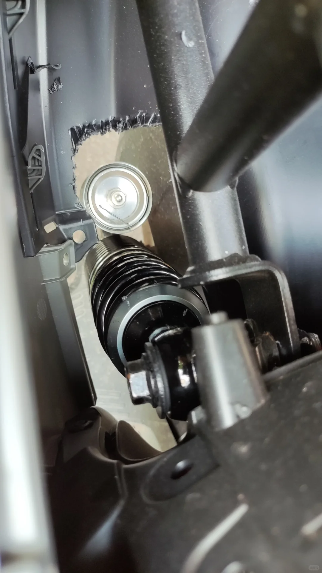 九号F90前避震换弹簧,后避震换气瓶减震