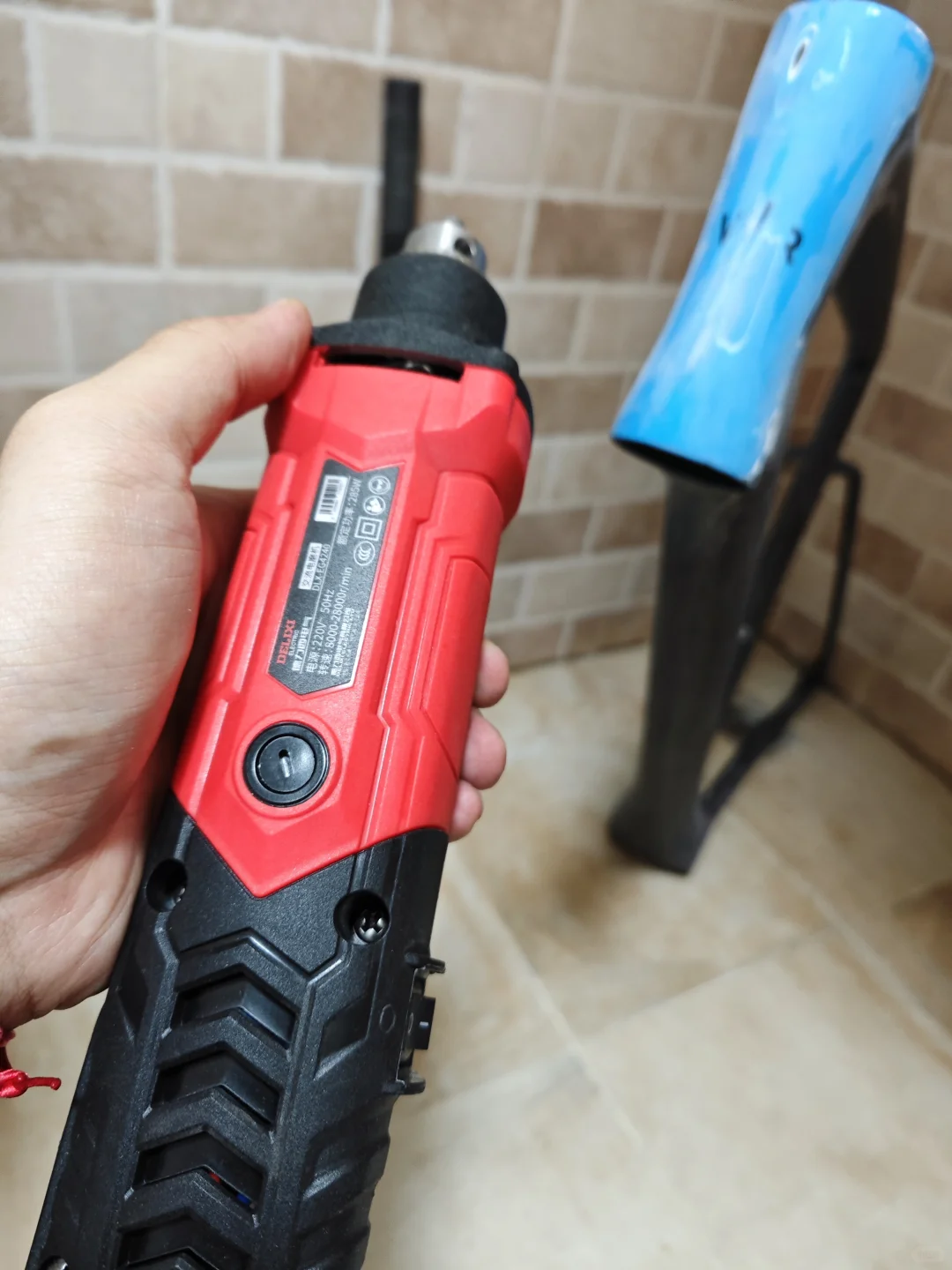 碳架打磨施工中 牌子露一半