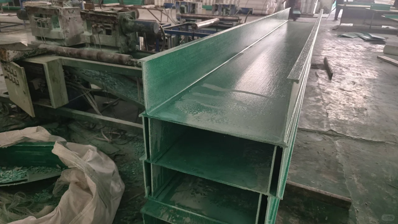 复合桥架聚氨酯管箱