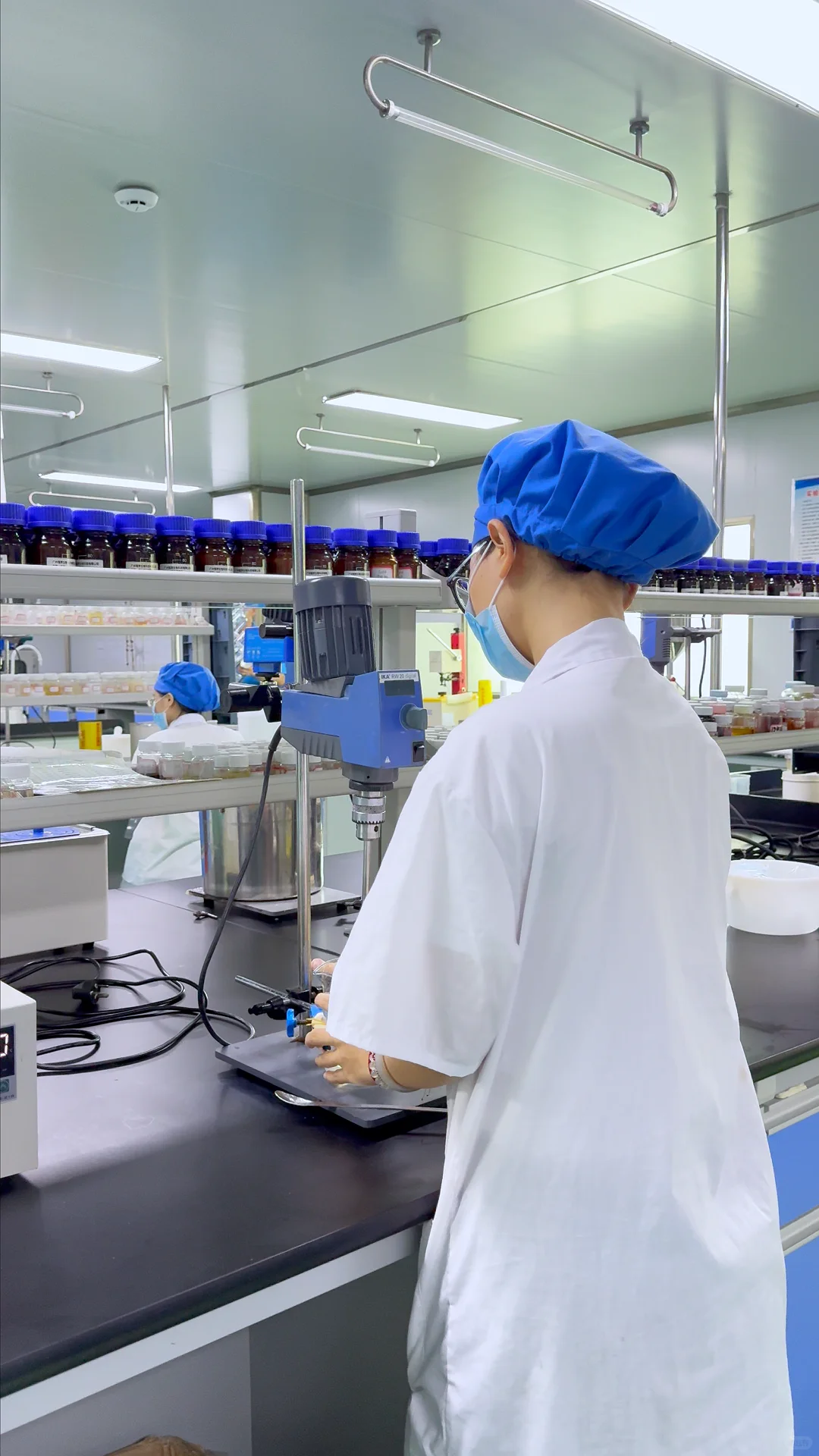 看我们的打板员正在专注调试样品