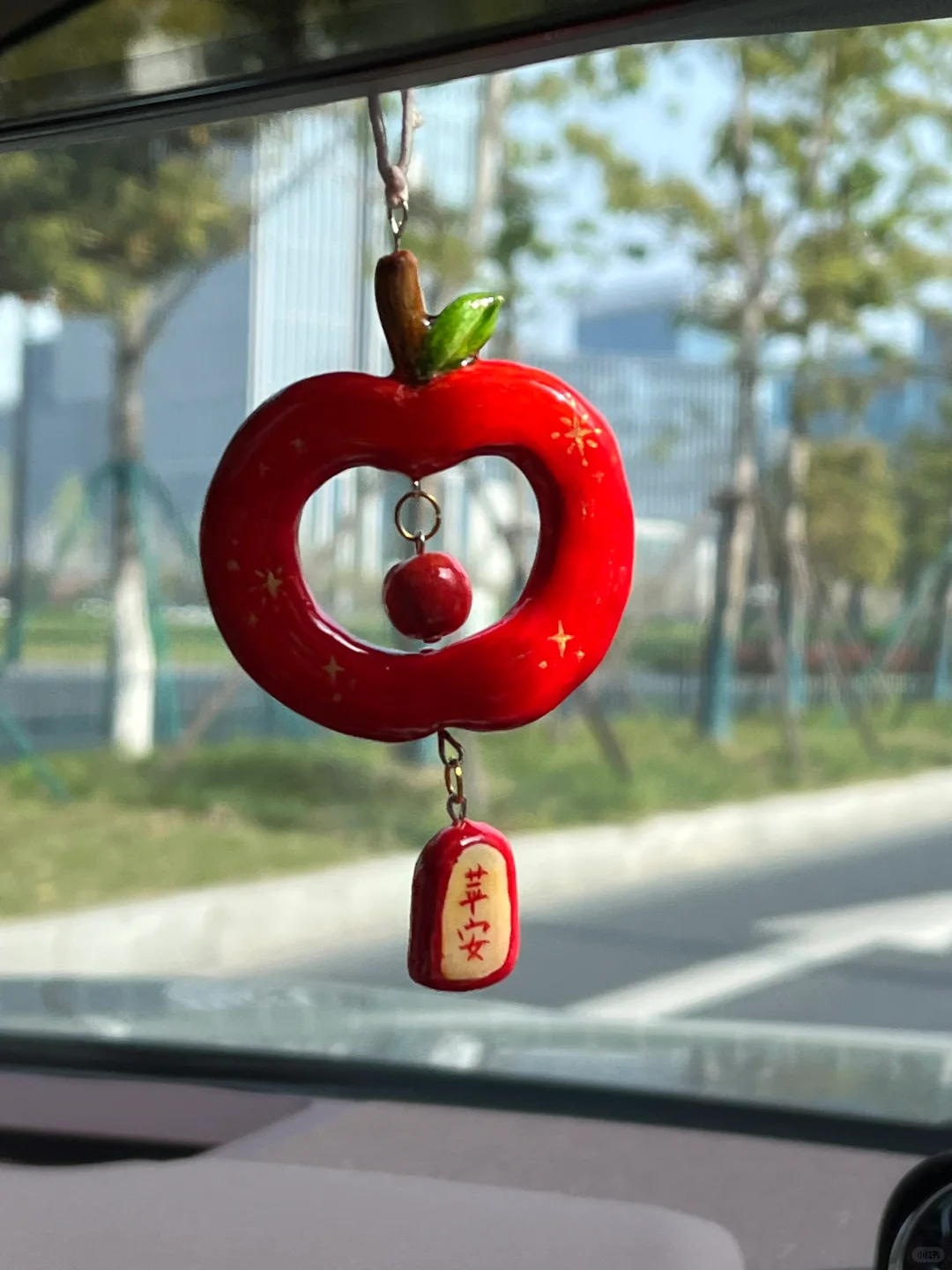 挂上它后，连红灯都成了看风景的理由