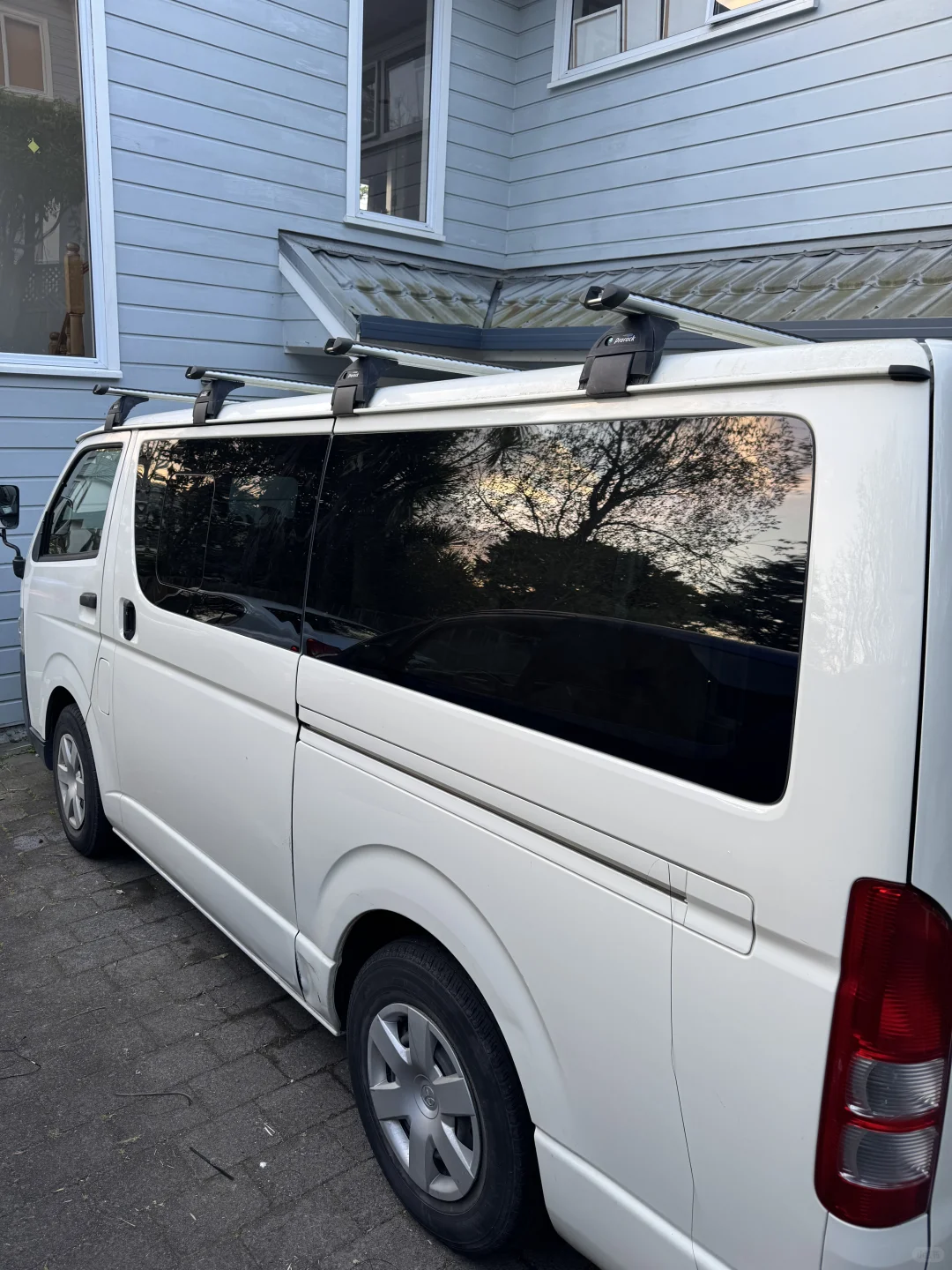 丰田hiace工具车全车隐私隔热太阳膜施工中