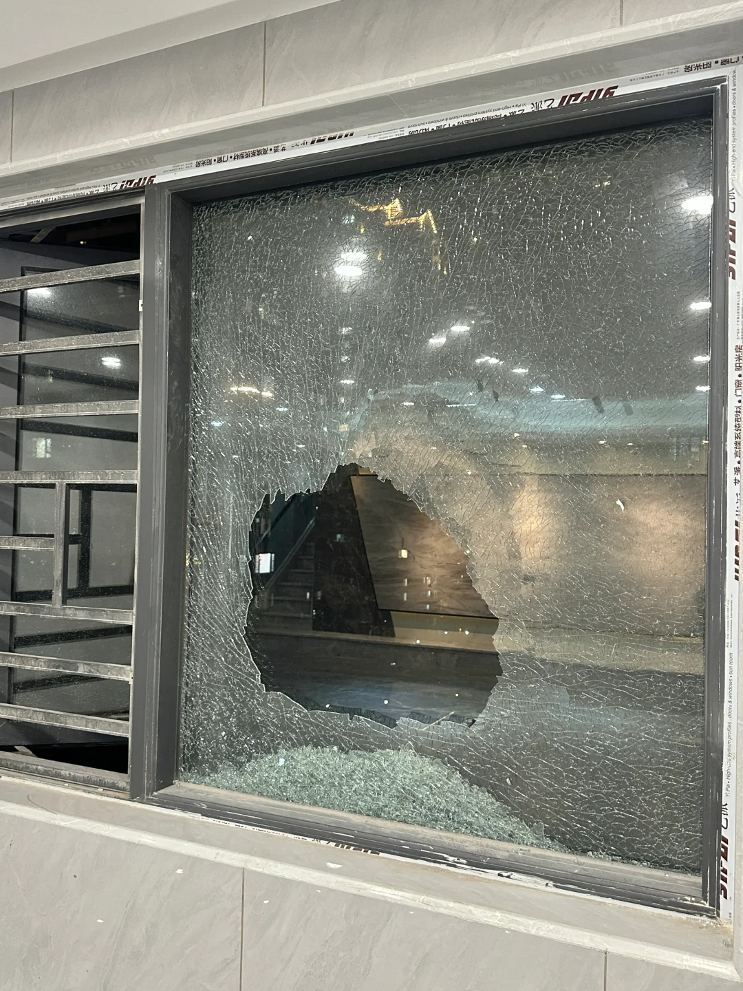 装修踩过最大的坑 花了4w的断桥铝门窗碎了