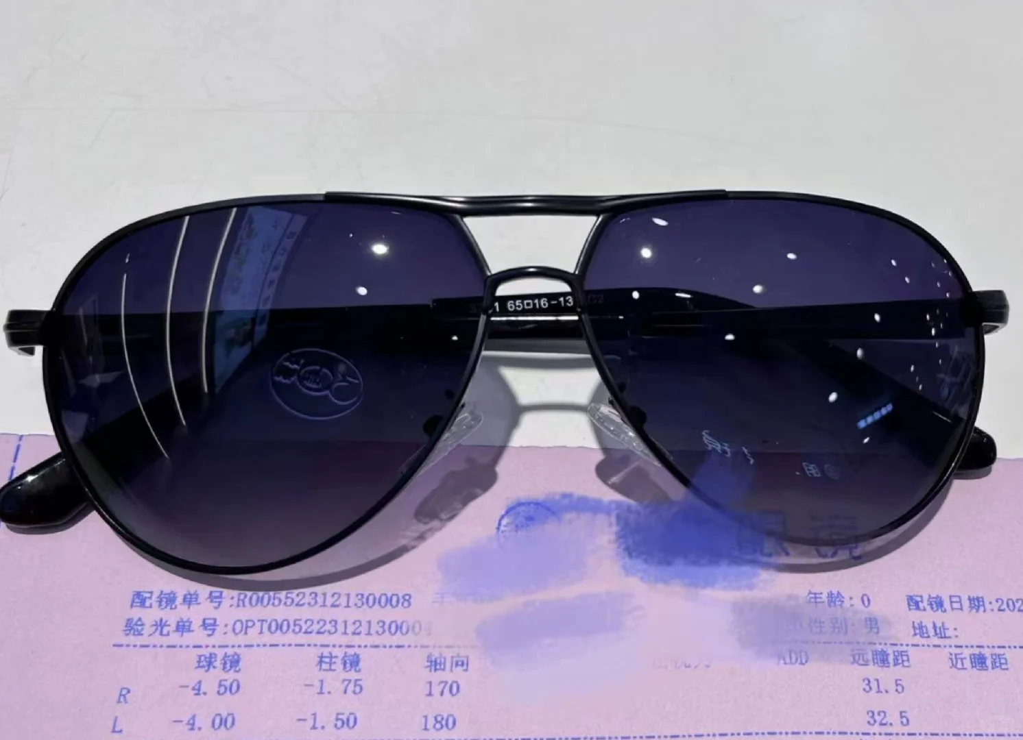 一镜两用，舒适视觉，室内户外透光感变色