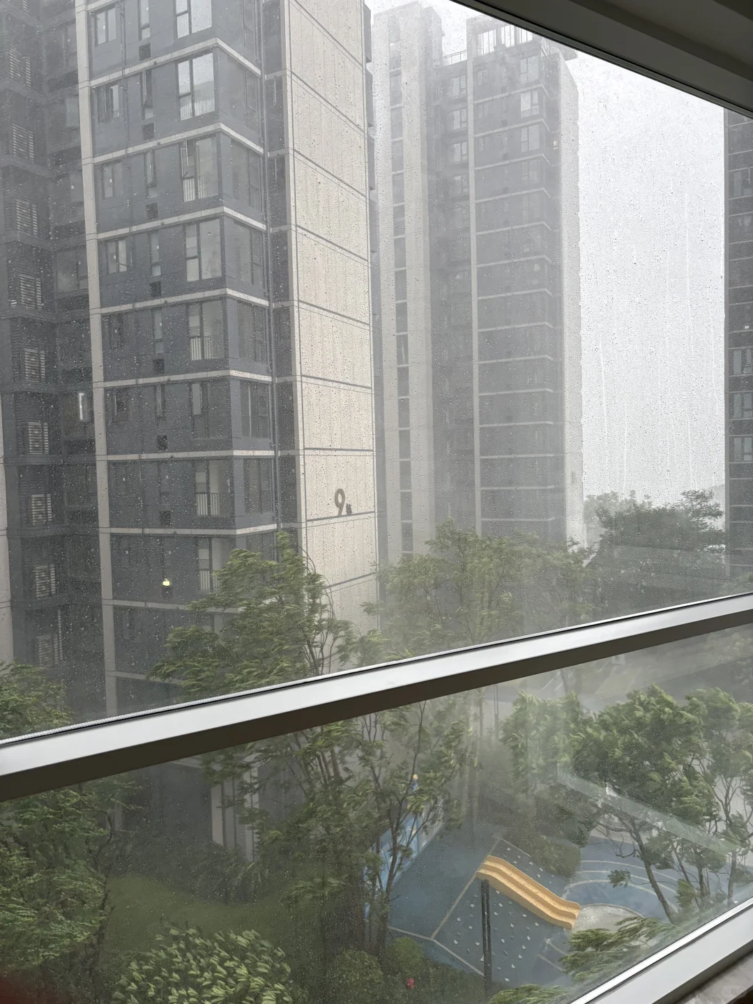 强对流天气下的封窗效果?️live沉浸式暴雨