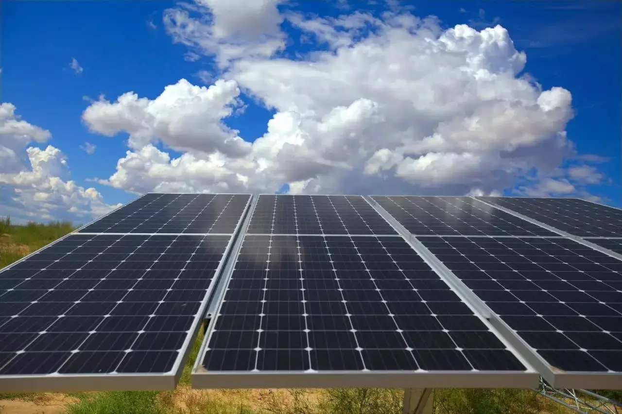 可再生：太阳能是一种可再生的能源，